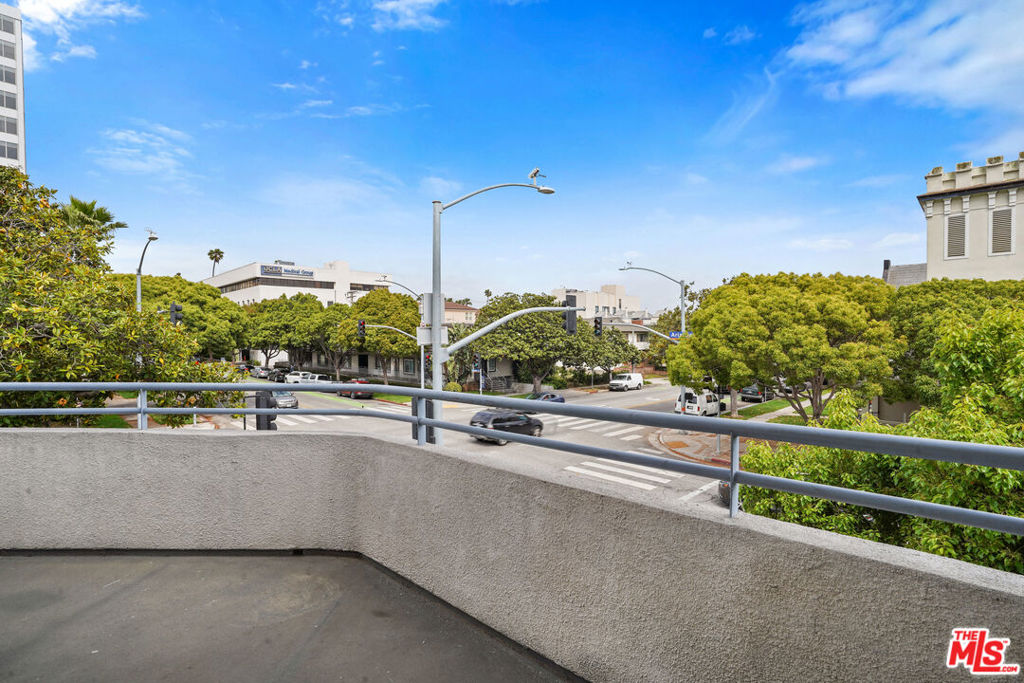 https://media.crmls.org/mediaz/ecb93671-bbcc-4d71-a4bb-31952570ec9b.jpg?preset=X-Large