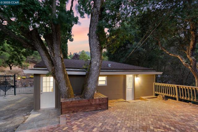 122 Stein Way, Orinda CA: https://media.crmls.org/mediaz/ecba35e0-b40c-4022-b366-5be3103e2a17.jpg
