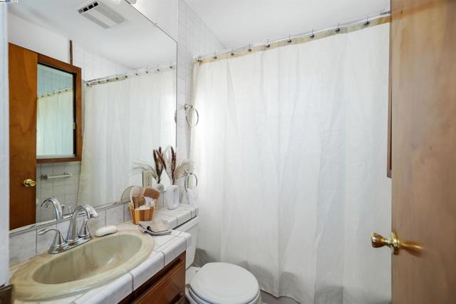 11132 Acalanes Dr, Oakland CA: https://media.crmls.org/mediaz/ecbac118-4230-470c-8832-071260a9b41a.jpg