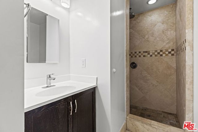 1033 6TH Street, Santa Monica CA: https://media.crmls.org/mediaz/ecbb05d7-4919-47dc-997c-f7acfb8222f8.jpg