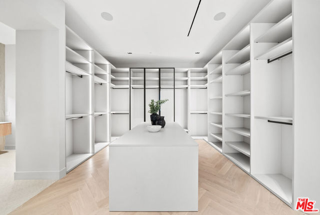 10950 Verano Road, Los Angeles CA: https://media.crmls.org/mediaz/ecbb9230-cf61-4914-b16e-7f7c4dc85079.jpg