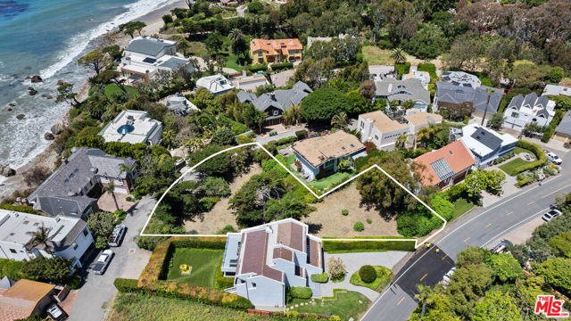 31826 Broad Beach Road, Malibu CA: https://media.crmls.org/mediaz/ecbc2aca-255d-4607-97bc-bf3790614f6b.jpg