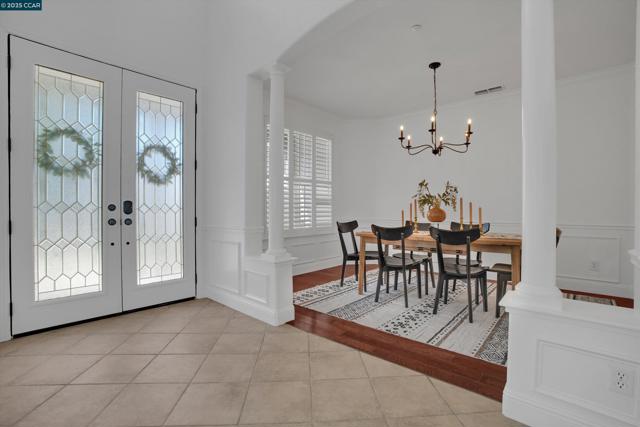 2856 Gardenside Ct, Brentwood CA: https://media.crmls.org/mediaz/ecbca75f-5373-4d27-8348-3f880be0bb08.jpg