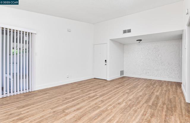 4913 Douvan Ct, Carmichael CA: https://media.crmls.org/mediaz/ecbcb1bf-36f9-4825-ac83-b3870ef9d565.jpg
