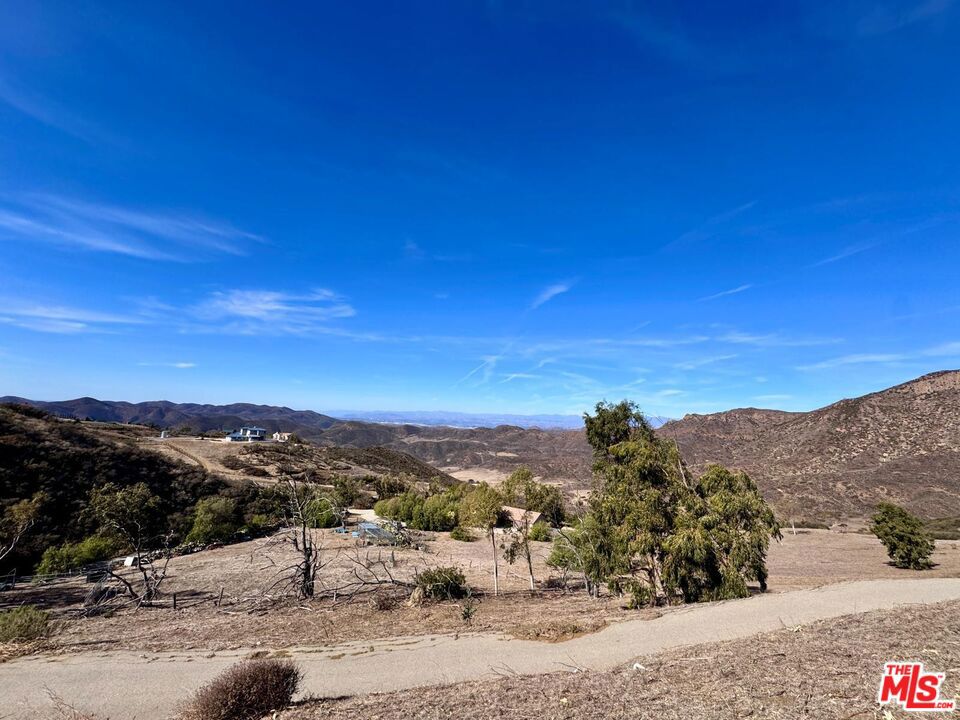 https://media.crmls.org/mediaz/ecbcc162-27dc-483f-8de2-74bef6056f5d.jpg?preset=X-Large