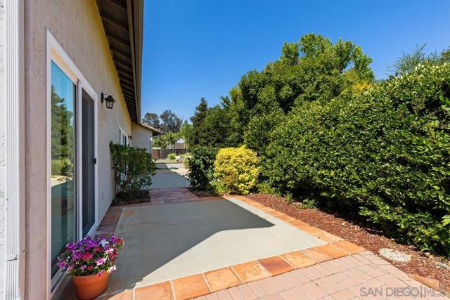 2084 Roberts Pl, Escondido CA: https://media.crmls.org/mediaz/ecbcec8c-814c-4685-a622-739d3b58ee2c.jpg