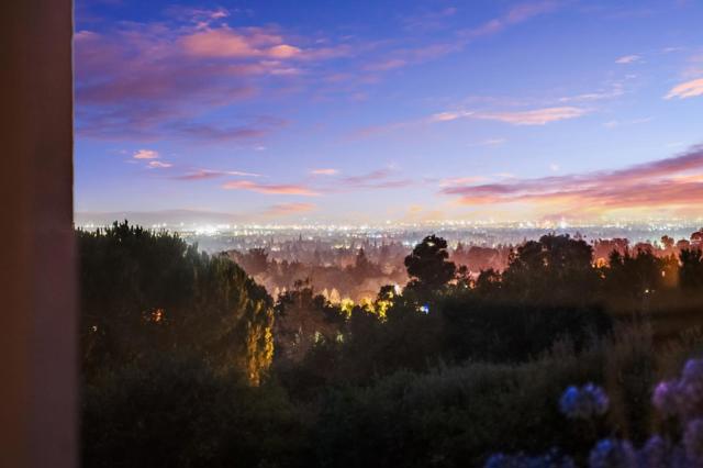 25850 Vinedo Lane, Los Altos Hills CA: https://media.crmls.org/mediaz/ecbd27b6-361b-4bc1-b5f1-fa59b069d894.jpg