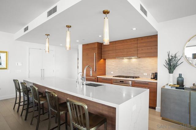 888 W E Street, San Diego CA: https://media.crmls.org/mediaz/ecbd3577-16ee-495b-bd58-4b869d9e898a.jpg