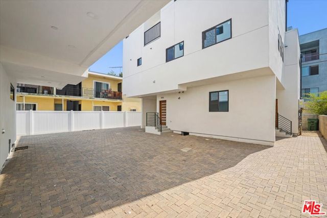 910 N Hudson Avenue, Los Angeles CA: https://media.crmls.org/mediaz/ecbd51d1-ce4b-4159-a21d-64b4f78664eb.jpg