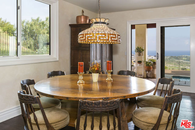 3504 Coast View Drive, Malibu CA: https://media.crmls.org/mediaz/ecbdcbf6-bfec-4bbe-b505-8a101af32225.jpg