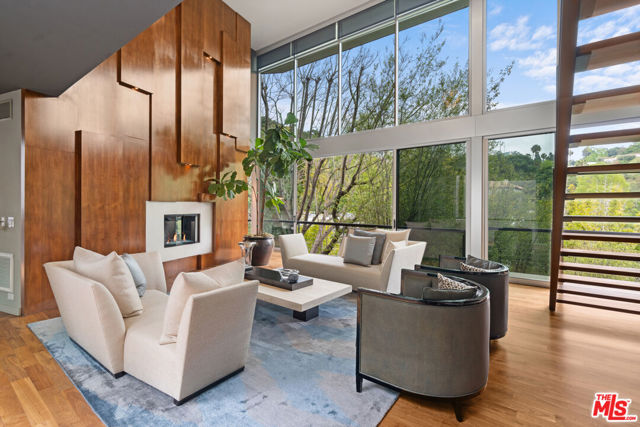 2207 Bowmont Drive, Beverly Hills CA: https://media.crmls.org/mediaz/ecbe82be-1caf-441b-8103-962c067dcc00.jpg