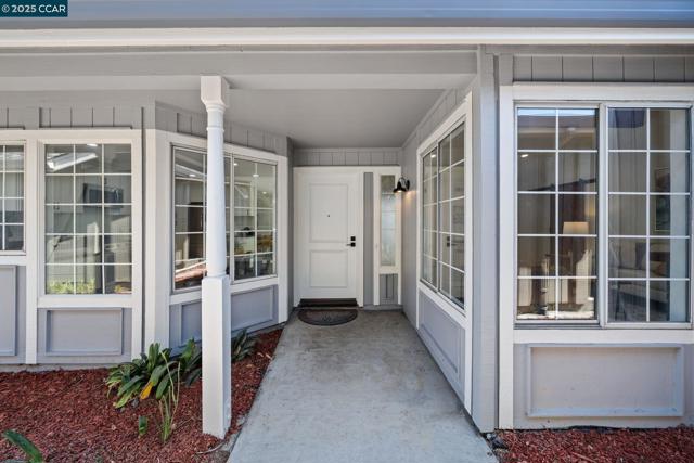 117 Brighton Rd, Alameda CA: https://media.crmls.org/mediaz/ecbfa397-daf2-4c48-9f19-6fa27a46253e.jpg