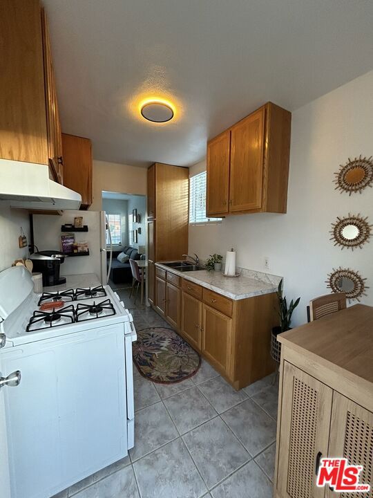 2415 Arizona Avenue, Santa Monica CA: https://media.crmls.org/mediaz/ecc01ff2-4a16-4d1b-80f5-4ccb16736b72.jpg