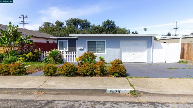2929 Alta Mira Dr, Richmond CA: https://media.crmls.org/mediaz/ecc0208a-a607-4bee-9e80-ef5607da5602.jpg