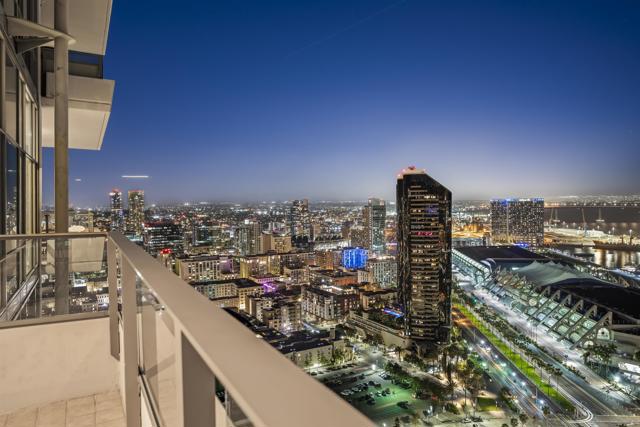 550 Front St, San Diego CA: https://media.crmls.org/mediaz/ecc08ff5-f24a-4d1b-a5a8-b326e9a257e8.jpg