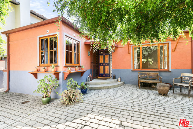 4171 Kraft Avenue, Studio City CA: https://media.crmls.org/mediaz/ecc1135b-2074-4300-bca7-d87af6b93cba.jpg