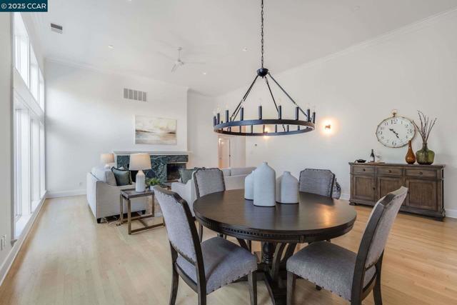 33 Altamount Drive, Orinda CA: https://media.crmls.org/mediaz/ecc29e33-b820-4056-b004-1cb4d568425b.jpg