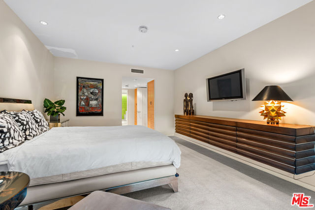 10490 Wilshire Boulevard, Los Angeles CA: https://media.crmls.org/mediaz/ecc2b24e-9434-497f-bb26-cfd3b75c0485.jpg