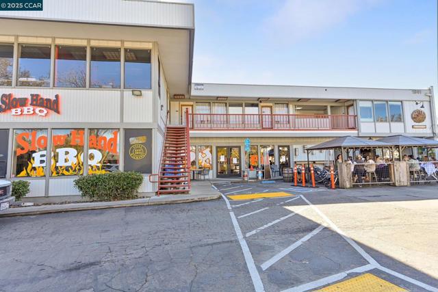 1933 Oak Park Blvd, Pleasant Hill CA: https://media.crmls.org/mediaz/ecc3074d-853a-4c96-8717-7ae60104bc2b.jpg