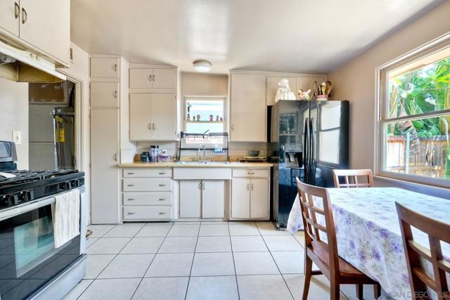 759 W 10Th Ave, Escondido CA: https://media.crmls.org/mediaz/ecc34266-2a02-4cfd-a475-c9bdab0ca48f.jpg