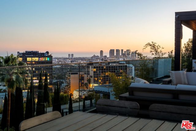 8932 St Ives Drive, Los Angeles CA: https://media.crmls.org/mediaz/ecc36bf3-3288-4e03-8a2f-a8ba819de9e4.jpg