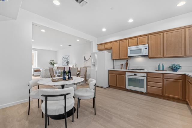 6677 S Mariposa Ln, Dublin CA: https://media.crmls.org/mediaz/ecc41d47-4f01-47ac-b128-4047f55ccaa5.jpg