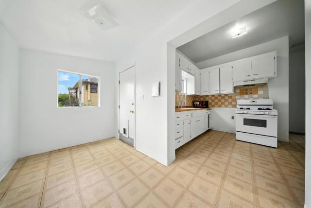 943 26th Street, Oakland CA: https://media.crmls.org/mediaz/ecc599bb-fb8a-459c-87b4-988ed46bb99a.jpg