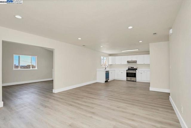 3251 Hyde St, Oakland CA: https://media.crmls.org/mediaz/ecc5eb48-5280-41e5-becb-0cf6227ed1cf.jpg