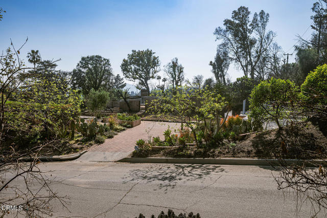 1695 E Loma Alta Drive, Altadena CA: https://media.crmls.org/mediaz/ecc6148b-e4b8-47db-97c2-19aaed548e65.jpg