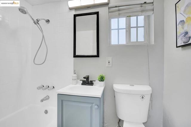 319 S 37Th St, Richmond CA: https://media.crmls.org/mediaz/ecc62a1c-f149-47f3-ad5c-ce29bdee524e.jpg