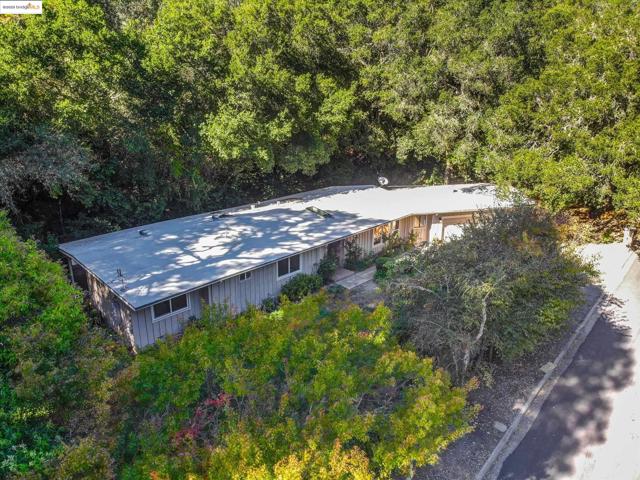 7 Saint Stephens Dr, Orinda CA: https://media.crmls.org/mediaz/ecc62b48-ef50-44bc-b647-6ca3ead834f7.jpg