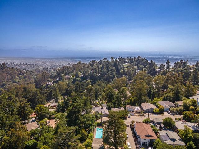 6827 Ridgewood Drive, Oakland CA: https://media.crmls.org/mediaz/ecc82ed6-420b-4c8e-9732-24ea83f82fe4.jpg