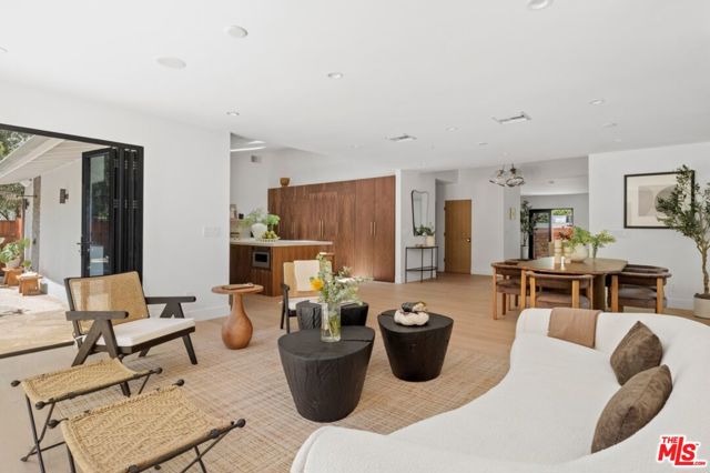2716 Laurel Pass / Bypass, Los Angeles CA: https://media.crmls.org/mediaz/eccaaf80-16c1-44ec-a110-4e99caab81c7.jpg
