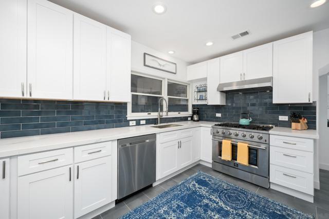 206 E E Oceanfront, Newport Beach CA: https://media.crmls.org/mediaz/eccc84f4-d32d-4447-bbd9-6bd4194695b9.jpg