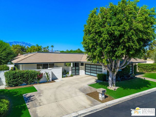 30 Mayfair Drive, Rancho Mirage CA: https://media.crmls.org/mediaz/eccc853a-5ba7-4c6a-8e69-f7f21cff3cd5.jpg