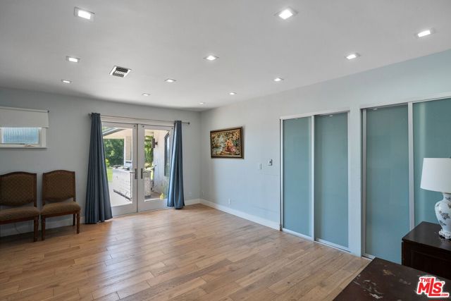 405 Evelyn Place, Beverly Hills CA: https://media.crmls.org/mediaz/ecccf3e5-5f9b-49f0-a8ce-ab1d64777308.jpg