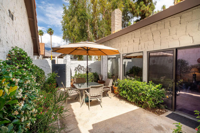 2355 S Gene Autry Trail, Palm Springs CA: https://media.crmls.org/mediaz/eccddd34-f28e-48b1-893c-c27632781d43.jpg