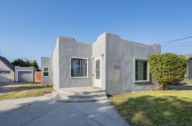 121 OAK Street, Salinas CA: https://media.crmls.org/mediaz/ecce003d-56e2-4a5e-9135-26c521dc305d.jpg