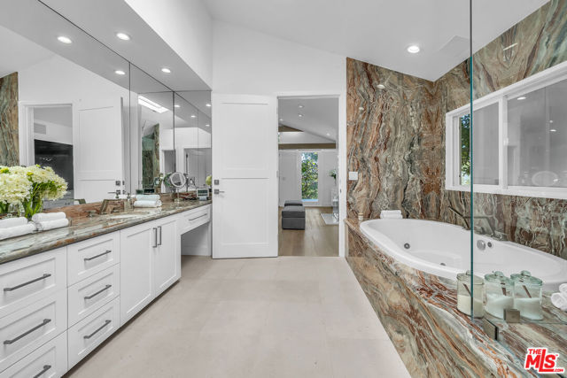 Image 31 of 43 For 2620 Grand Canal