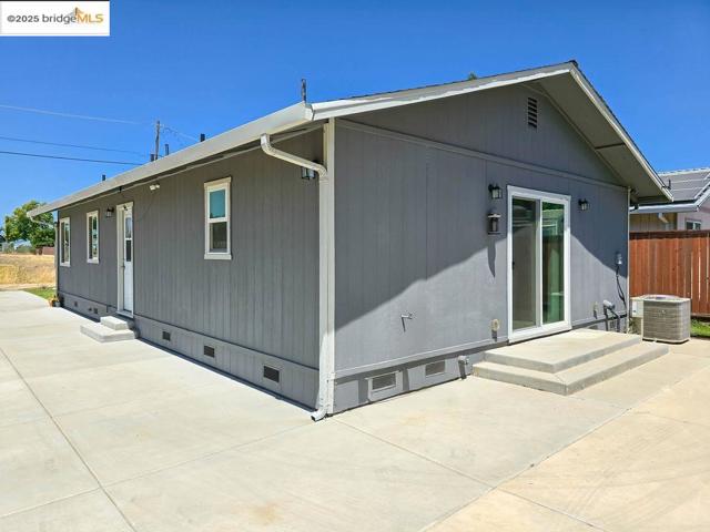 4585 Summer St, Olivehurst CA: https://media.crmls.org/mediaz/ecce70bc-c6b0-4945-a88e-8f84547e0b14.jpg