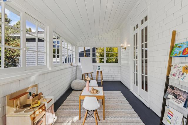 5811 Romany, Oakland CA: https://media.crmls.org/mediaz/eccea5c5-0d7c-450b-ae1c-1d0f0b375e38.jpg