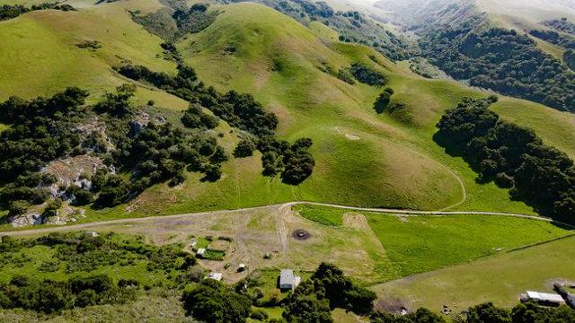 100 Old Stage Rd, San Juan Bautista CA: https://media.crmls.org/mediaz/ecceca3f-cec8-4565-9520-4a250df237e3.jpg
