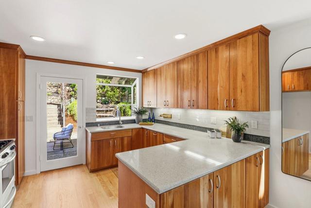 574 Wellington Drive, San Carlos CA: https://media.crmls.org/mediaz/eccf54e7-77d1-4508-aa59-b75efac36e86.jpg