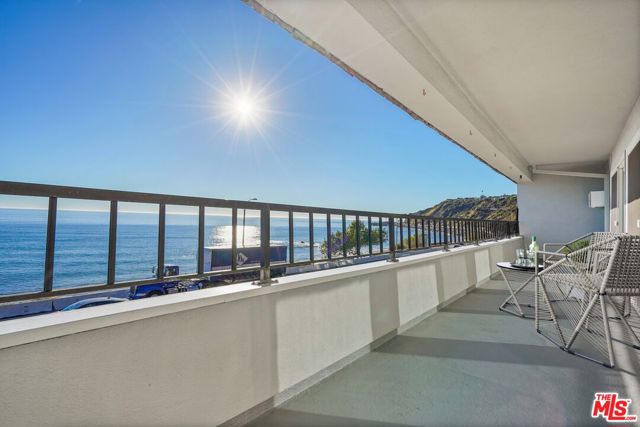 18000 Coastline Drive, Malibu CA: https://media.crmls.org/mediaz/eccf641a-868f-4b4d-bc30-f56fe07fcbe7.jpg