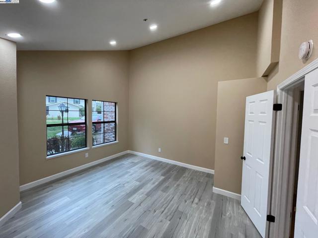 706 Widgeon St, Foster City CA: https://media.crmls.org/mediaz/eccf8dae-1e2d-4693-8a57-9a185da604a4.jpg