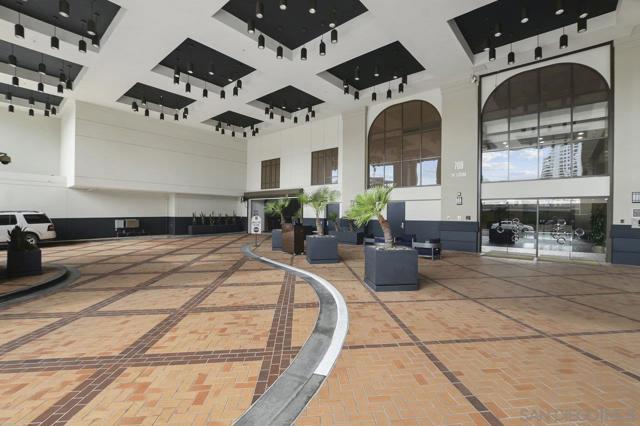 700 W E St, San Diego CA: https://media.crmls.org/mediaz/ecd0c159-f9ea-484f-9906-9f45f4af6af8.jpg