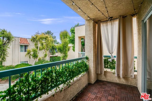 18307 Burbank Boulevard, Tarzana CA: https://media.crmls.org/mediaz/ecd116a1-190b-41fc-8828-a22103d7b9b2.jpg
