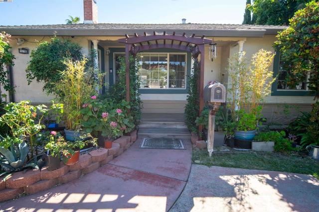 37621 Glenmoor Dr, Fremont CA: https://media.crmls.org/mediaz/ecd18891-9a5c-4393-9e37-76d4f93b7035.jpg