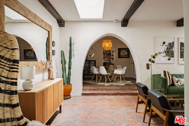 1012 Superba Avenue, Venice CA: https://media.crmls.org/mediaz/ecd20fd9-dee3-42e8-bc12-ae304c6f66c9.jpg
