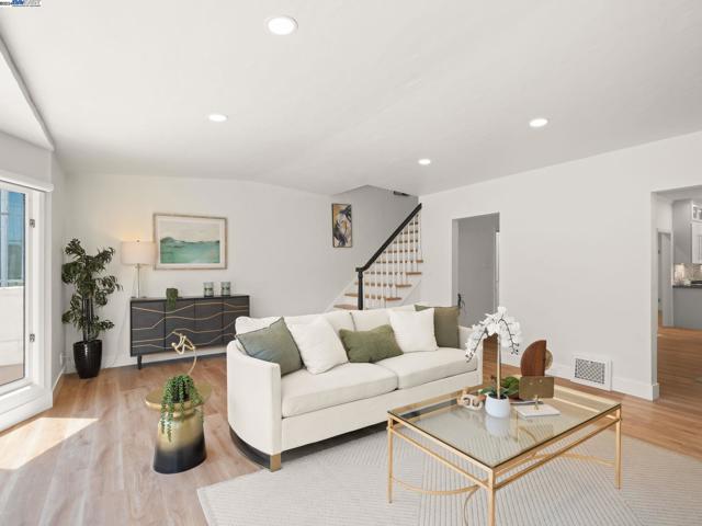 Image 4 of 44 For 2370 Francisco St